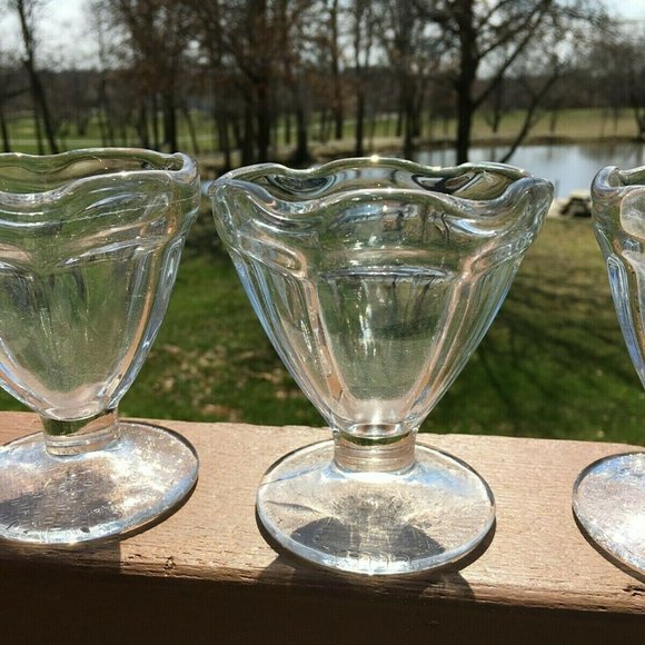 Set 4 Vtg Tulip Glass Ice Cream Sherbet Footed Dessert Dishes Wavy Edge 6 Panel - Picture 2 of 4